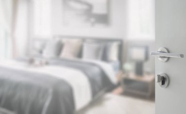 modern yatak odası Beyaz kapı siyah ve beyaz renk tonuyla açtı