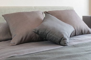 kahverengi ve gri yastık yatak yatak odası iç