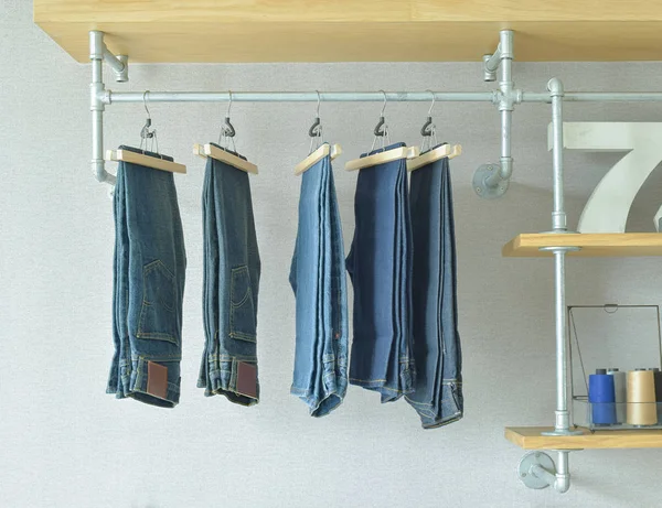 Dżinsy, wiszące w stylu industrialnym chodzić w szafie — Zdjęcie stockowe
