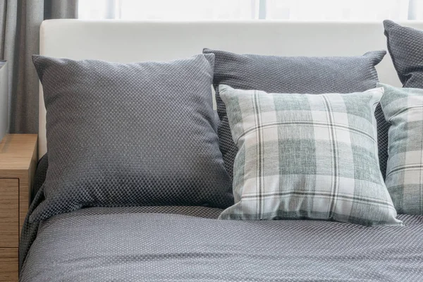 현대 침실 인테리어에 회색과 체크 그린 베개 — 스톡 사진