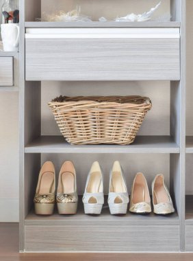 satır kadın ayakkabısı ahşap raf