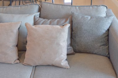 Gri renkli yastıklar görüntü kadar kapatın