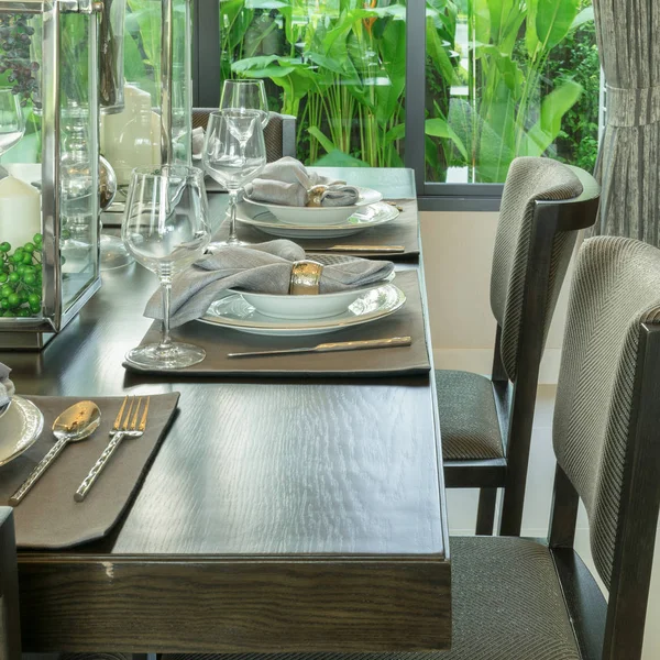 Sala da pranzo con tavolo apparecchiato sul tavolo di legno — Foto Stock