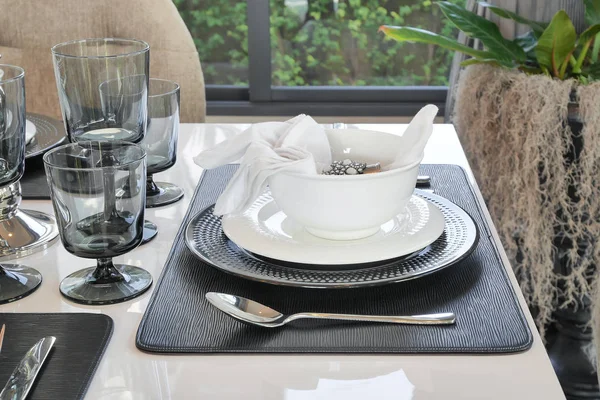 Mesa elegante en la mesa de comedor en el interior del comedor de estilo moderno — Foto de Stock