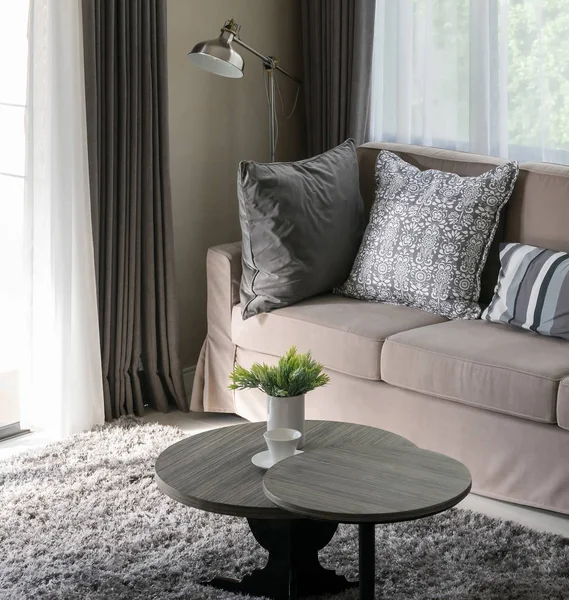 Kraftig brun tweed soffa med grå mönstrade kuddar — Stockfoto
