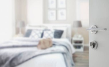 yatak ile bulanık yatak beyaz kapı açıldı