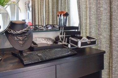 ev aksesuarları ile siyah ahşap tuvalet Masası