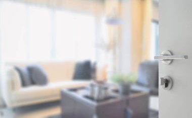 Modern oturma odasına açılan beyaz bir kapı.