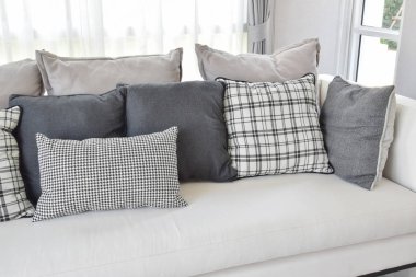 Modern oturma odası iç kanepe üzerinde siyah ve beyaz ekose desenli deseni yastık ile