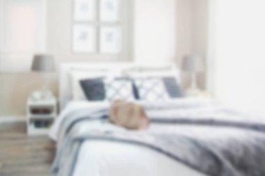 Bulanık modern yatak odası