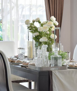 ahşap masa ve rahat sandalyeler modern ev ile zarif Sofra yemek