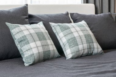 yatak odası iç tasarım gri yatakta kontrol yeşil yastık ile bir