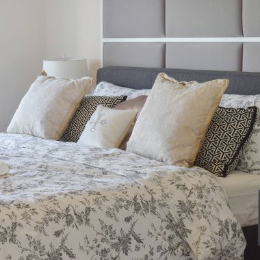 Çiçek deseni yastık ve dekoratif masa lambası ile lüks yatak odası iç