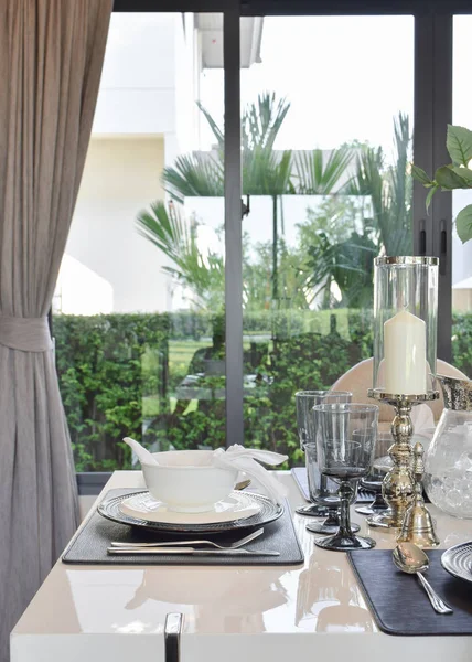 Elegancki stół ustawiony na marmurowy stół w nowoczesnym stylu jadalni wnętrza — Zdjęcie stockowe