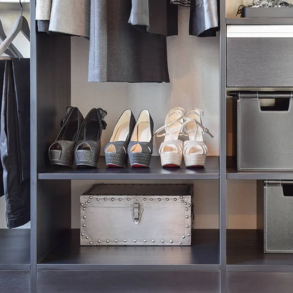 satır kadın ayakkabısı siyah ahşap raf