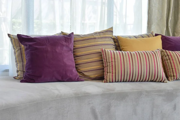 Sofá de lujo en la sala de estar con almohadas de colores en casa — Foto de Stock