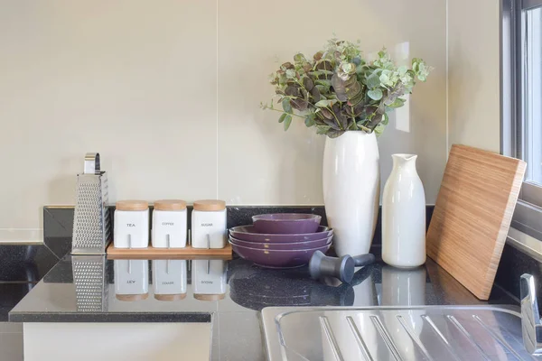 Despensa moderna com utensílio branco na cozinha — Fotografia de Stock