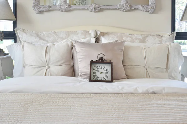 Luxe slaapkamer interieur met klassieke stijl wekker op bed — Stockfoto