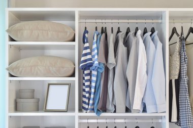 sıra beyaz dolapta asılı bezler ile modern dolap