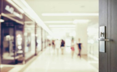 bulanık insanlar bokeh arka plan ile mağaza alışveriş ahşap kapı açıldı.