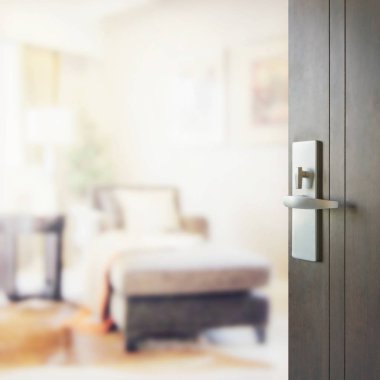 modern oturma odası bulanık iç ahşap kapı açıldı