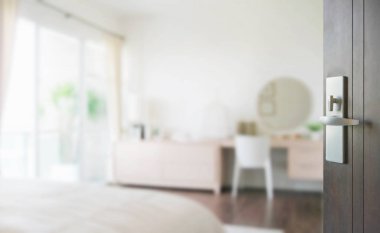 arka plan olarak modern yatak odası iç ahşap kapı açıldı