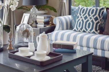 Dekoratif tepsi ahşap lüks oturma odası iç tabloda çay Kupası