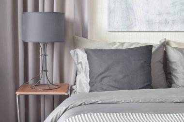 Yatak ve siyah gölge lamba başucundaki siyah yastık