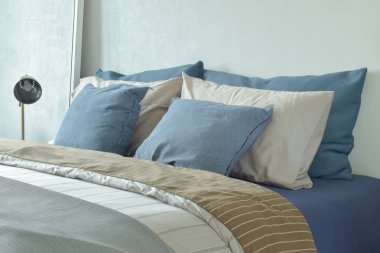 Mavi ve gri renk düzeni lamba okuma ile yatak takımları