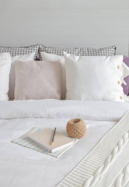 Dizüstü bilgisayar ve İngilizce ülke stil yatak iç yatakta ayarda yün örgü