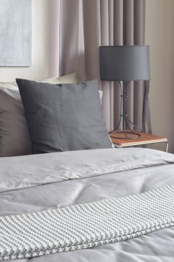 Siyah yastık gri renk düzeni yatak yatak odası iç üzerinde ayarlama