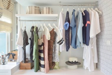 Açık dolap yatak odasında asılı gençlik bezler