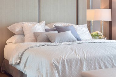 Klasik yatak odası iç yastık ve okuma lâmbası başucundaki ile