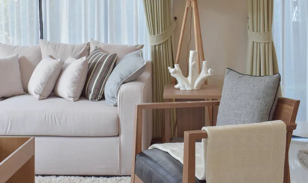 Moderne woonkamer met grijze fauteuil en bruin sofa thuis — Stockfoto