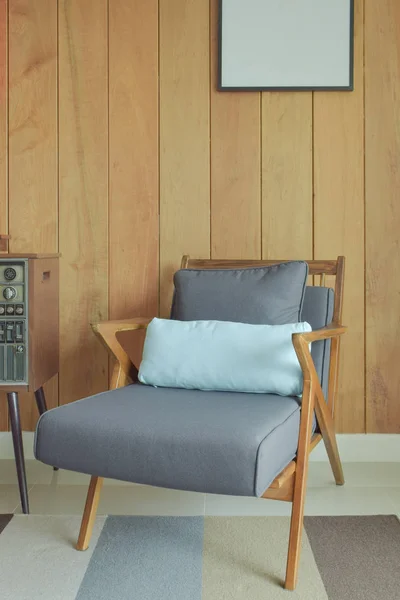 Łatwe fotel, podłoże drewniane ściany w stylu retro — Zdjęcie stockowe