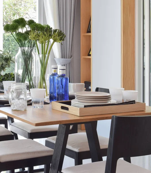 Elegante mesa en mesa de comedor de madera en el hogar moderno — Foto de Stock