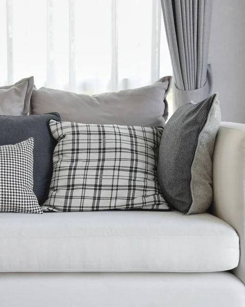 Современный интерьер гостиной с черно-белыми проверенными шаблонами подушек на диване — стоковое фото