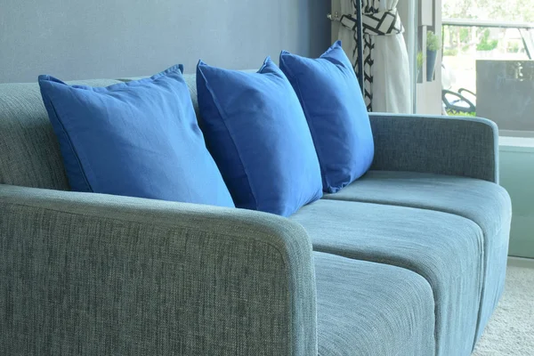 Sala de estar esquema de color azul con almohadas y sofá —  Fotos de Stock