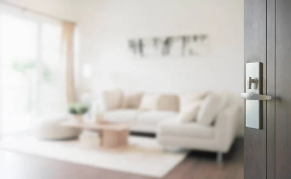 Porta de madeira aberta para sala de estar moderna interior — Fotografia de Stock