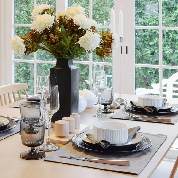 Mesa de madera en el comedor con elegante mesa — Foto de Stock