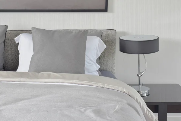 Almohada gris oscuro con cama cómoda y lámpara de lectura de sombra negra —  Fotos de Stock