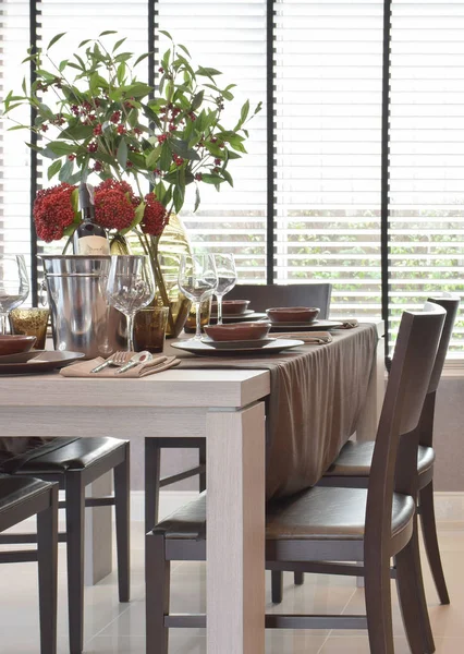 Modern klasszikus étkezőgarnitúra, a fából készült asztal természetes világítás — Stock Fotó