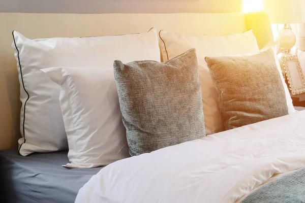 Dormitorio de diseño interior con almohadas blancas y verdes en la cama blanca —  Fotos de Stock
