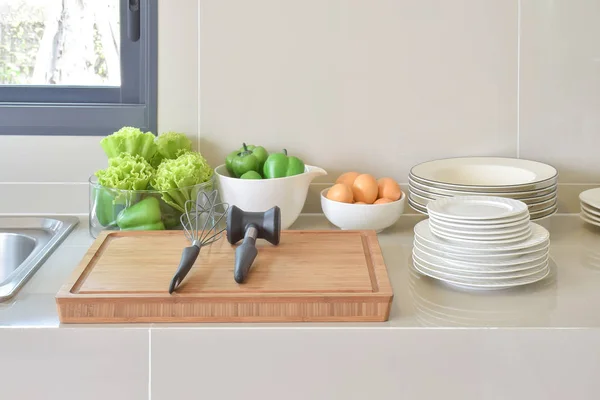 Despensa com utensílios de cozinha e utensílio na cozinha moderna — Fotografia de Stock