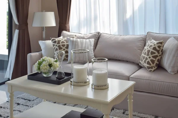 Moderna vardagsrum design med soffa och lampa — Stockfoto