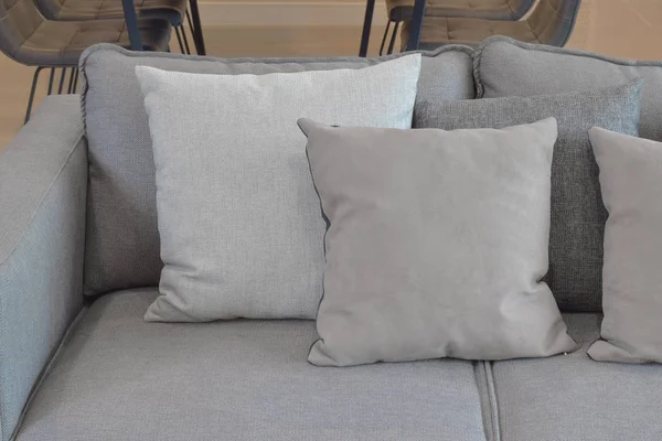 Primer plano de almohadas de color gris en el sofá en la sala de estar moderna — Foto de Stock