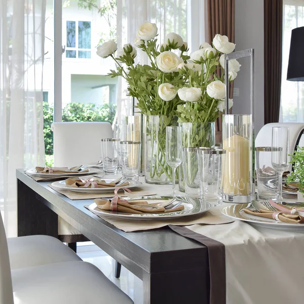 Elegante mesa en estilo vintage comedor interior —  Fotos de Stock