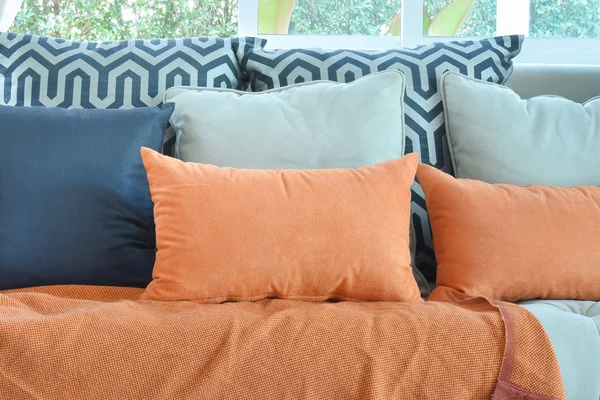 Moderne woonkamer design met bruine en oranje tweed sofa en zwarte kussens — Stockfoto