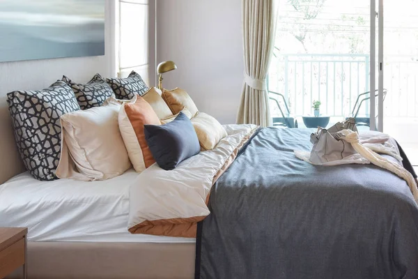 Modern bedroom interior with vintage handbag on the bed — Stock Photo, Image