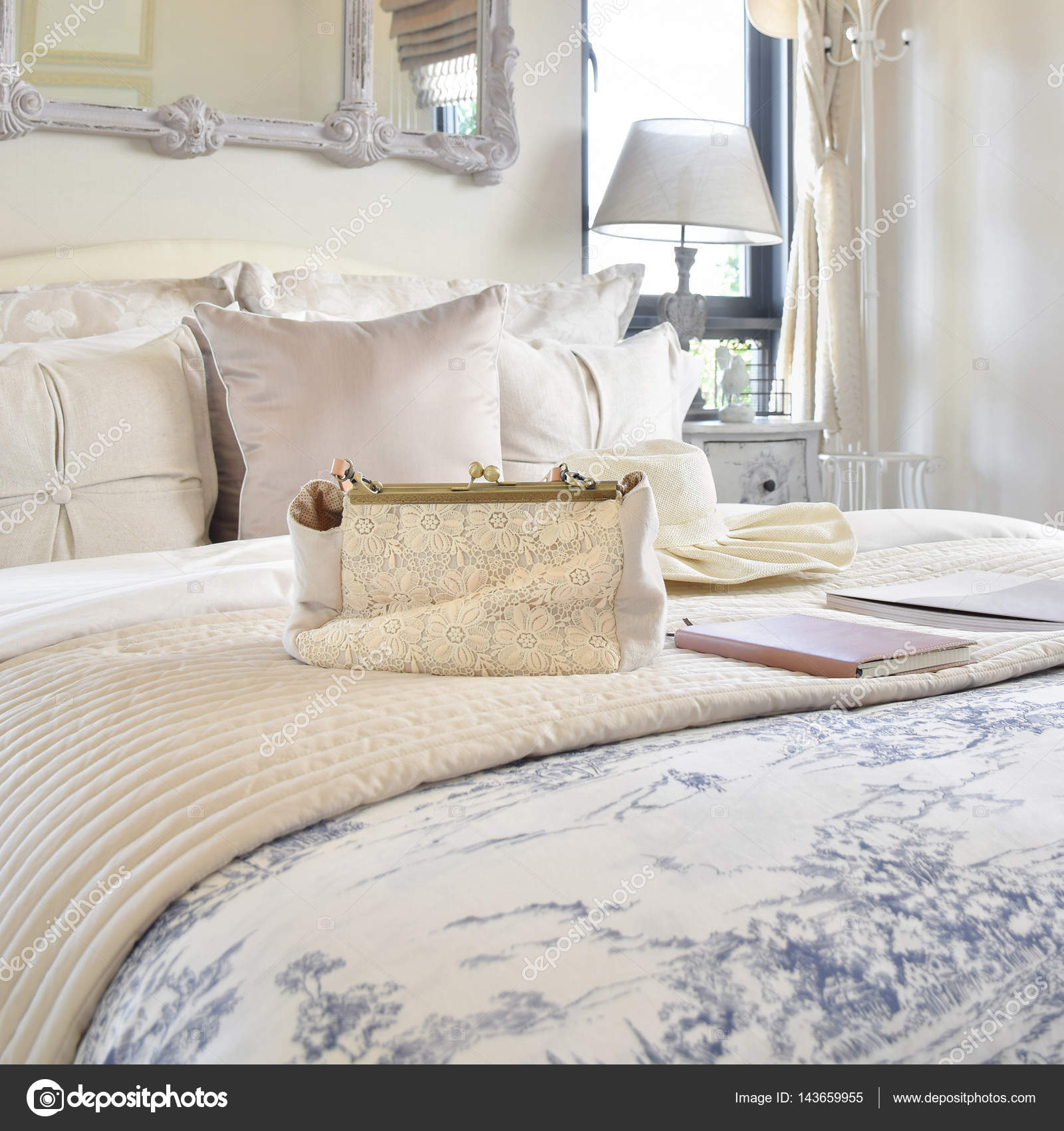 Deko Set Mit Vintage Tasche Hut Bucher Uber Bett Im